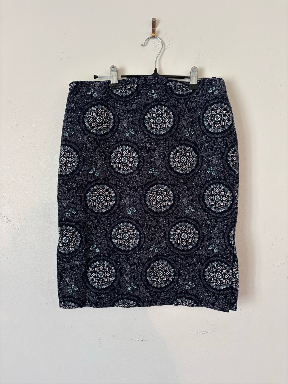 LOFT Business Casual Fitted Navy Medallion Cotton /SpandexPencil Skirt Sz 8